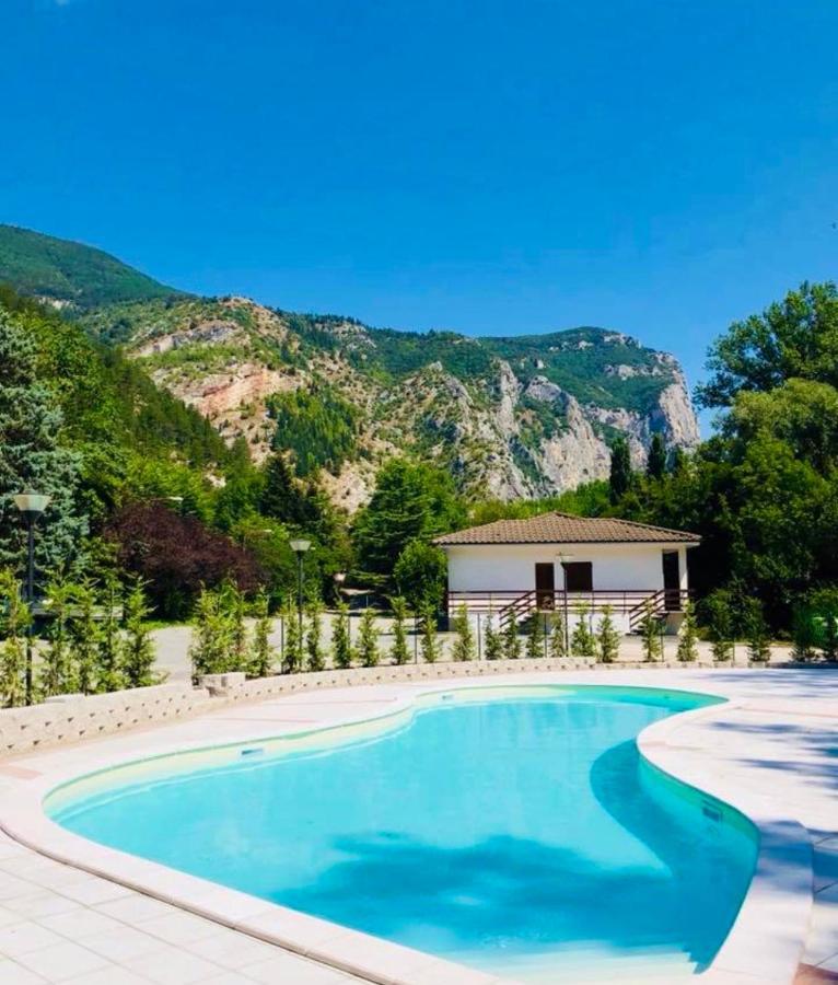 Hotel La Ginestra Acqualagna Kültér fotó