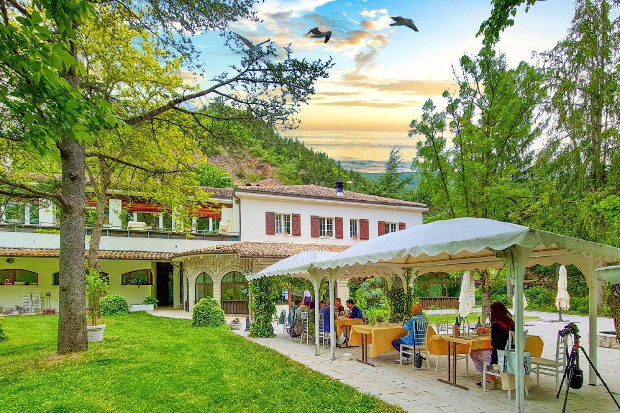 Hotel La Ginestra Acqualagna Kültér fotó