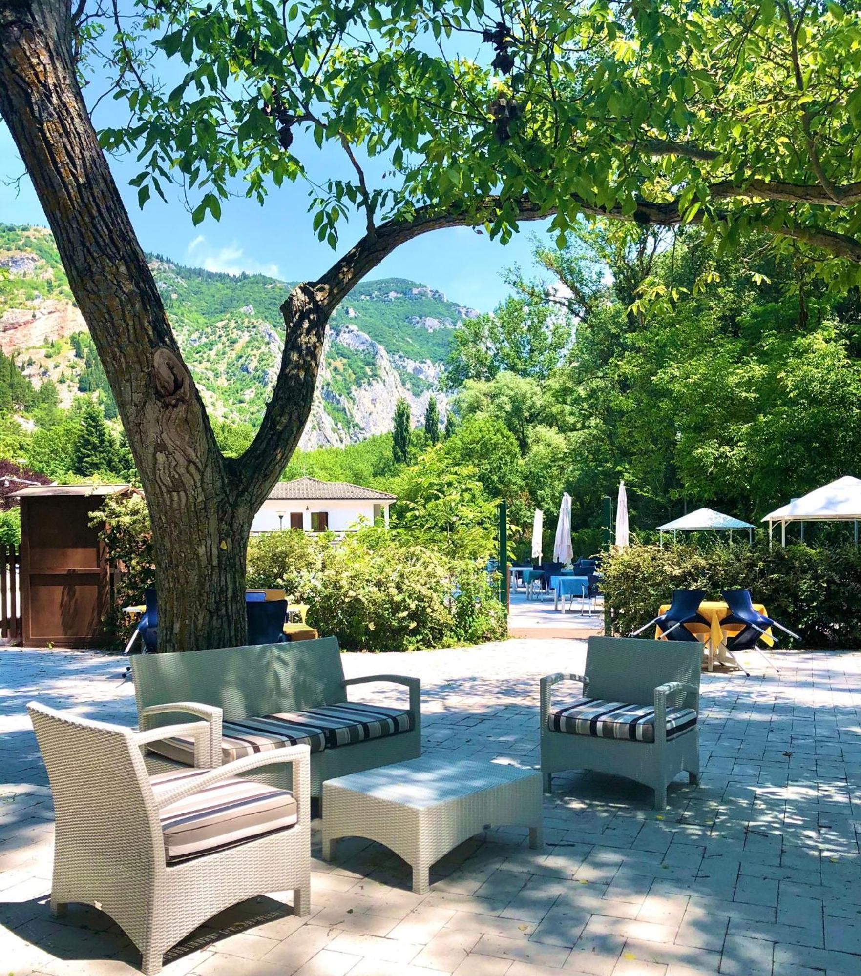 Hotel La Ginestra Acqualagna Kültér fotó